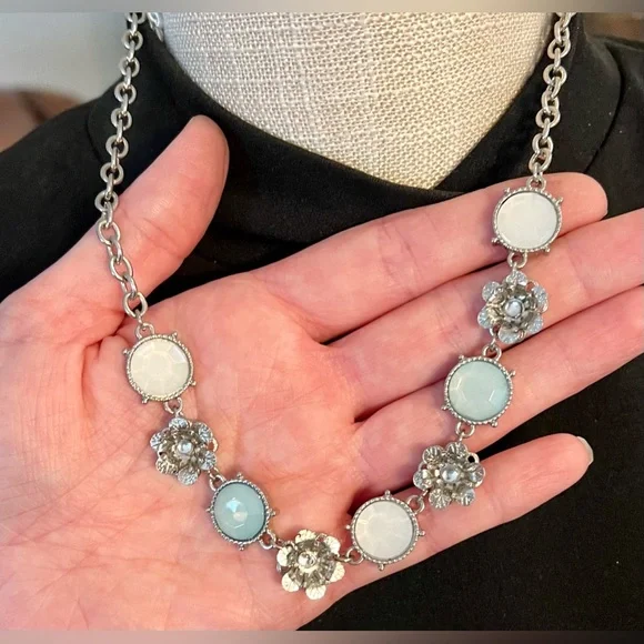 Vintage Opalescent White & Mint Green/Blue Gemstones w/Metal Flower Necklace - Picture 1 of 7